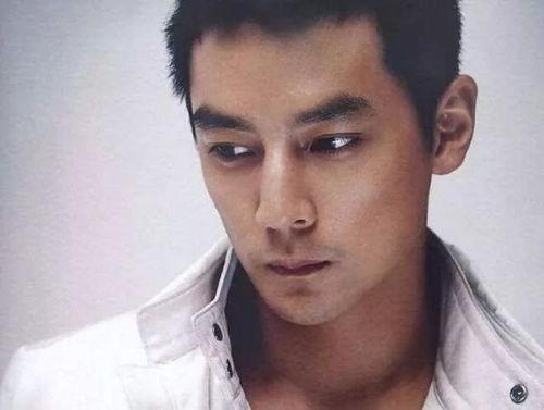 最新爆料男星是谁,神秘男星身份揭晓，真相令人震惊！